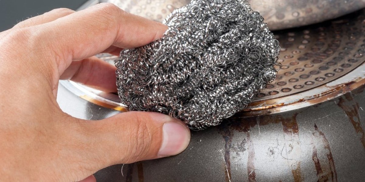 Opasnost u kuhinji: Čisti prljavštinu, ali ostavlja trajne posledice - evo šta nikako ne smete da ribate žicom za sudove