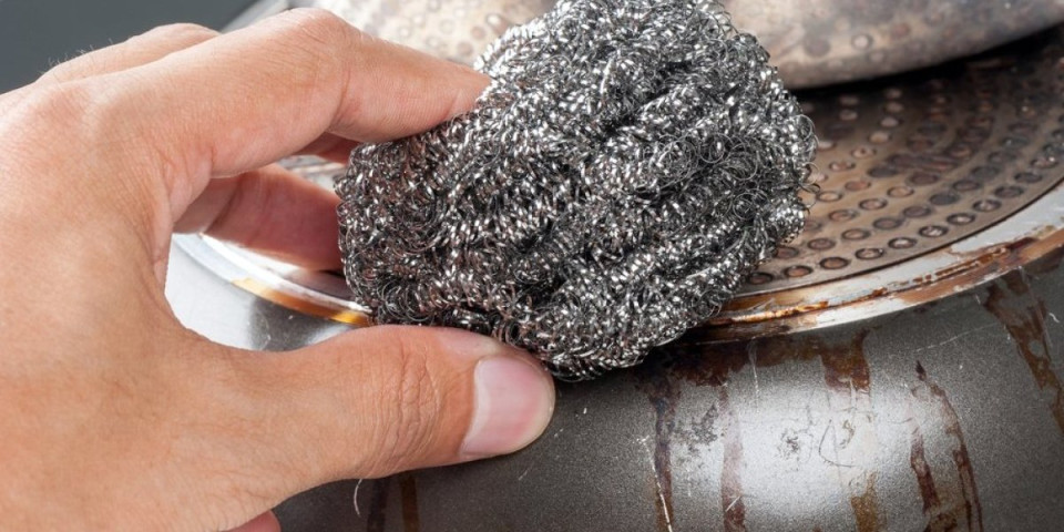 Opasnost u kuhinji: Čisti prljavštinu, ali ostavlja trajne posledice - evo šta nikako ne smete da ribate žicom za sudove