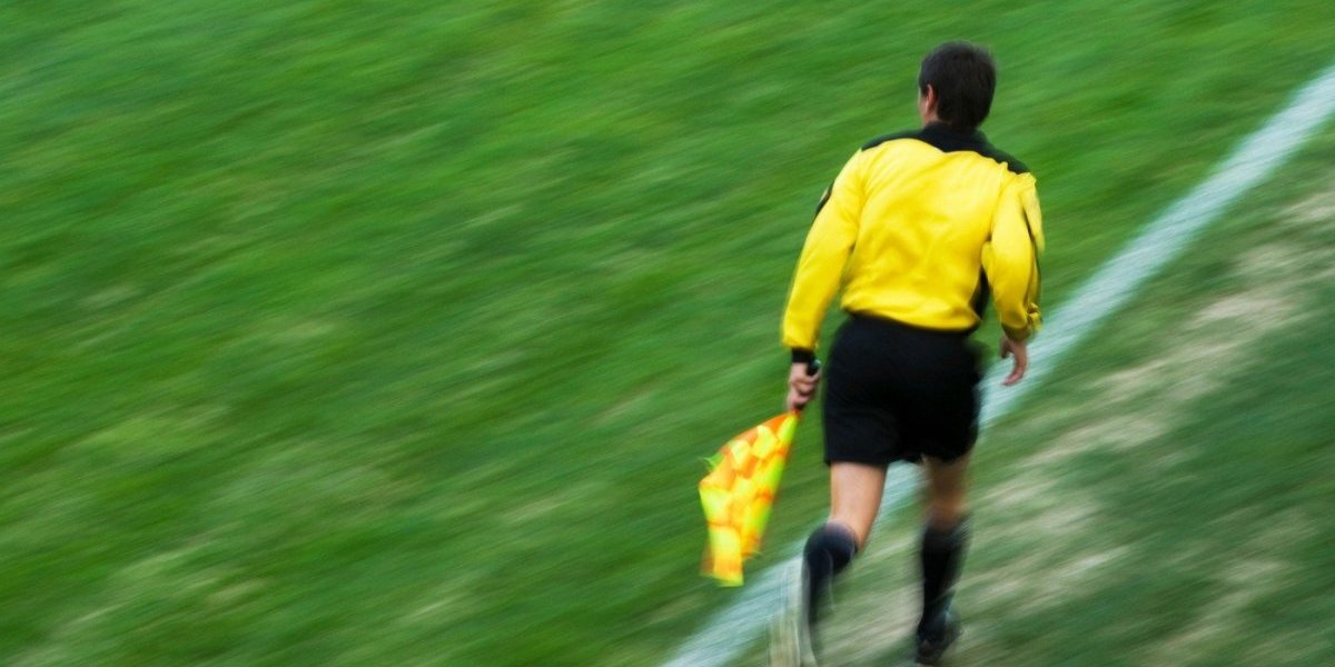 Policija uletela na teren usred meča: Sudiju odveli u lisicama, niko ne veruje šta je uradio (VIDEO)