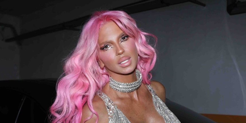 Grudi i cica-macu prekrila kristalima: Karleuša došla na nastup u autfitu od 48.000 evra