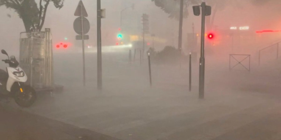 Jezive scene iz Francuske: Dvoje ljudi, od kojih jedno dete, poginulo u strašnoj oluji, počupani dalekovodi, ulicama tekle reke (VIDEO)