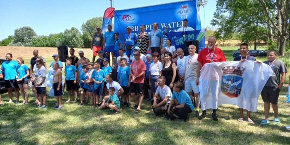 Šabački defini zaplivali kod Bačke Topole! Voda jezera Svetićevo proključala od jake konkurencije (FOTO)