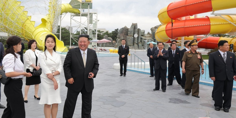 Ovakvog ga niste videli: Kim Džong Un otvorio letovalište, uživao pored bazena dok su turisti jurili niz tobogane, sa njim bila i ćerka