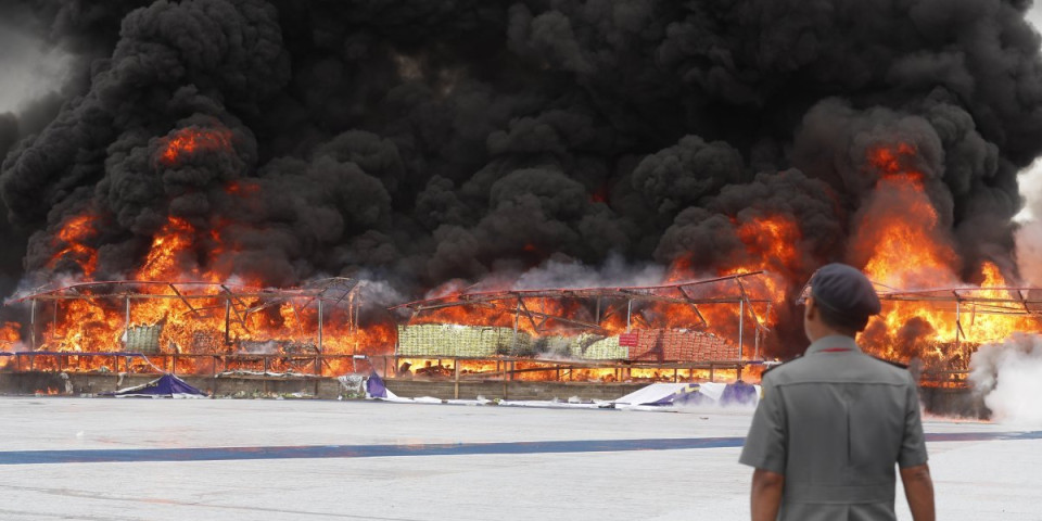 Gori droga vredna 300 miliona dolara: Zapaljen zaplenjeni opijum, heroin, metamfetamin, marihuana... (FOTO/VIDEO)