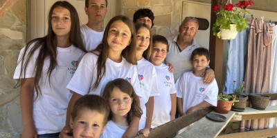 Porodica Šućurović broji čak 12 dece što ih čini najbrojnijom porodicom u Srbiji!