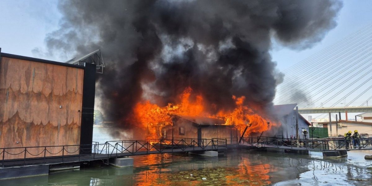 Splav ''Vatra i voda'' izgoreo