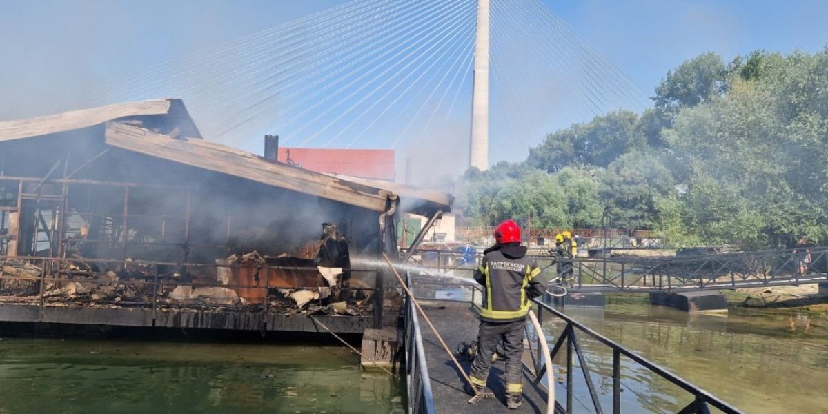 Izgoreo splav na Adi Ciganliji