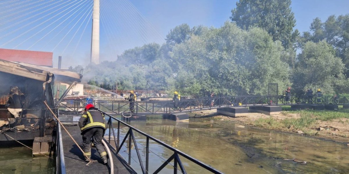 Izgoreo splav ''Vatra i voda''