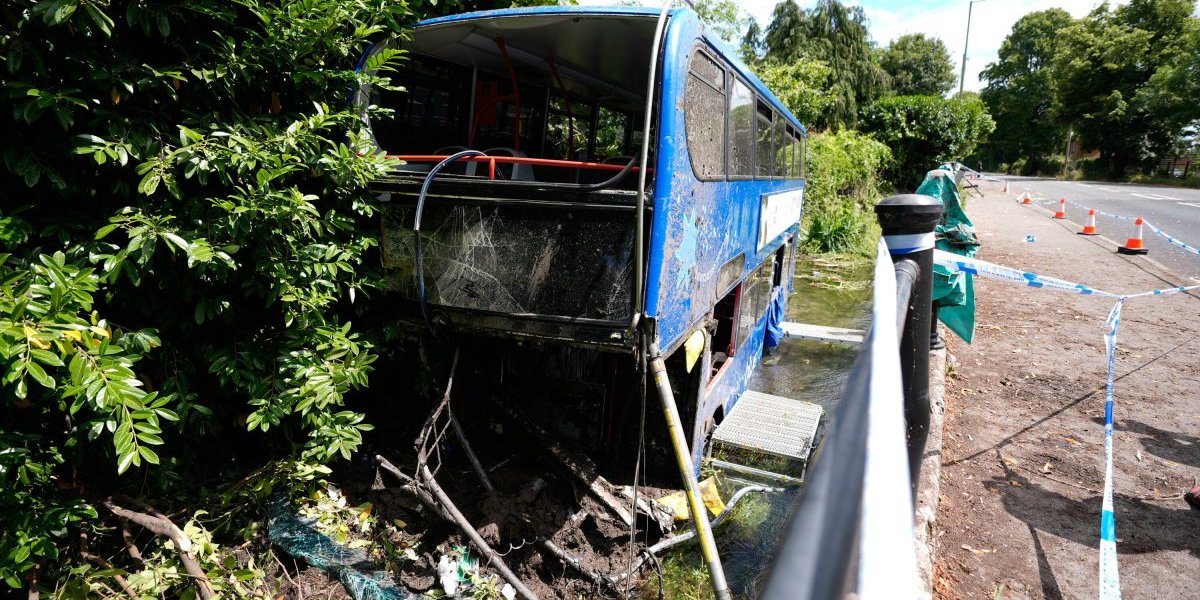 Strašna nesreća: Autobus pun učenika sleteo u reku, ima povređenih (FOTO)