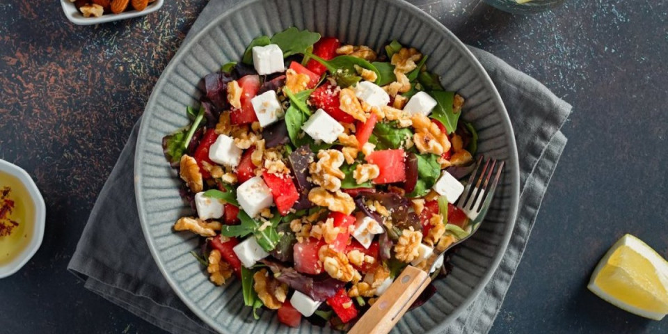 Lubenica i feta nikad nisu bile ukusnije: Osvežavajuća letnja salata koja će osvojiti vaša nepca (FOTO)