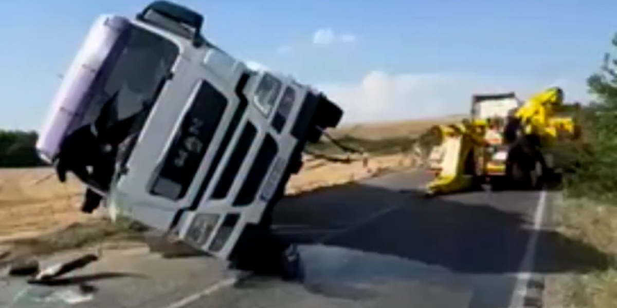 Incident na putu ka Sremskoj Mitrovici: Prevrnuo se kamion (VIDEO)