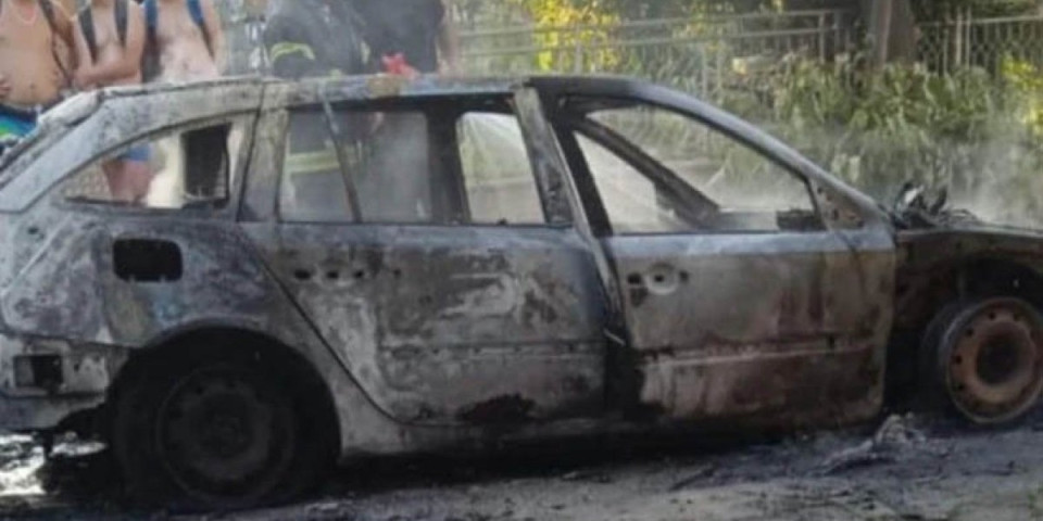 Tuga! Kupio prvi auto u životu, brao maline sa porodicom, a onda su kola planula usred vožnje