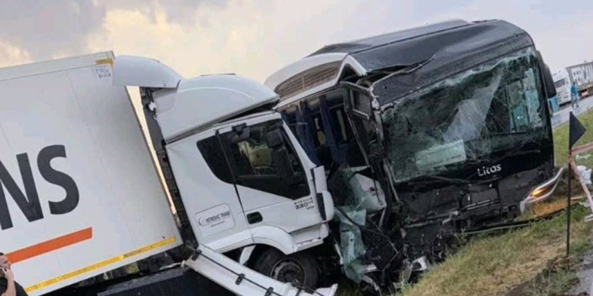 Stravičan udes u Šimanovcima: Sudar kamiona i autobusa koji je prevozio radnike (FOTO)