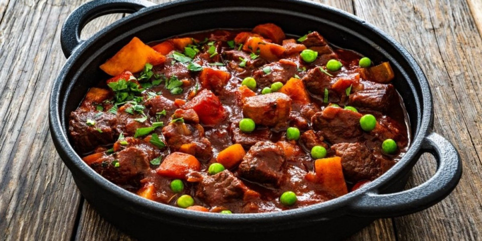 Recept za kafanski đuveč: Bogato, aromatično jelo koje obožavaju sve generacije