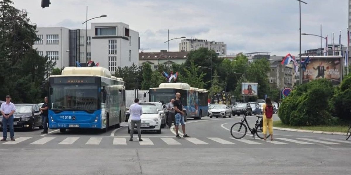 (FOTO) Ovo teroriše ceo Novi Sad? Grupa od pet blokadera napravila saobraćajni kolaps