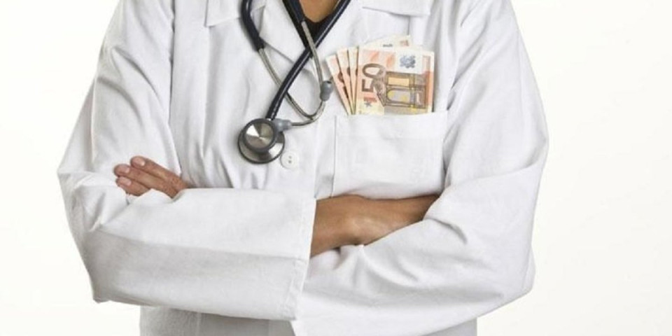 Lažni doktor prevario tri penzionerke za više od 14.000 evra: Lagao ih da su nastradali članovi njihovih porodica
