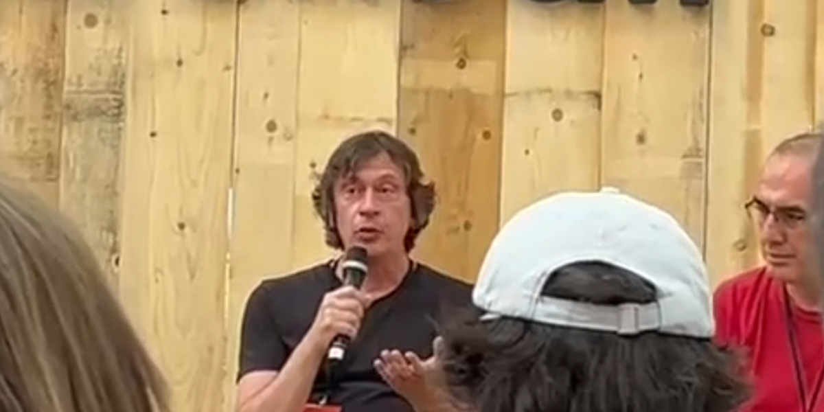 BRUKA I SRAMOTA! Pogledajte šta rade na blokaderskom festivalu "Krokodil": Radovana Karadžića nazvaju "psihopatom koji spaljuje žive ljude" (VIDEO)