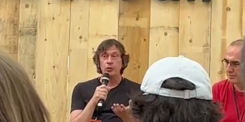 BRUKA I SRAMOTA! Pogledajte šta rade na blokaderskom festivalu "Krokodil": Radovana Karadžića nazvaju "psihopatom koji spaljuje žive ljude" (VIDEO)