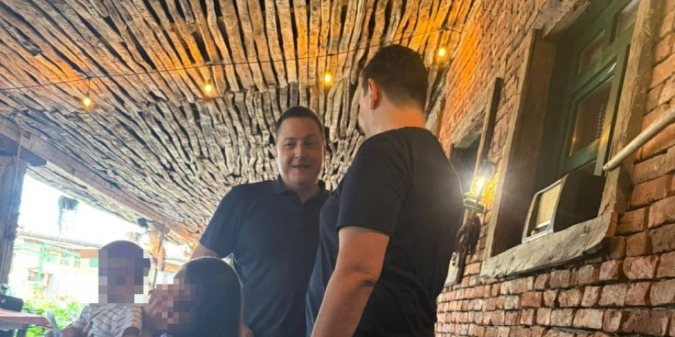 Blokaderi postali najbolji drugari: Šarović i Ružić vidno raspoloženi, o čemu li su razgovarali? (FOTO)