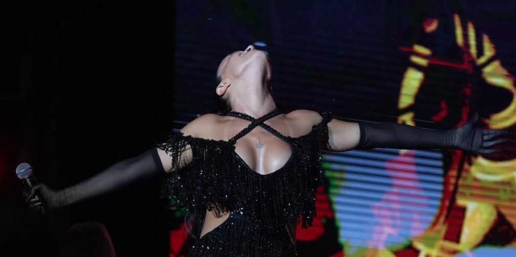 Silikoni stisli ogrlicu - Pevačica se utegla u korset, dekolte samo što ne pukne (FOTO)