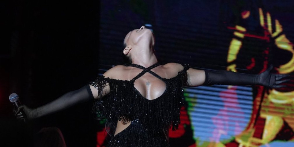 Silikoni stisli ogrlicu - Pevačica se utegla u korset, dekolte samo što ne pukne (FOTO)