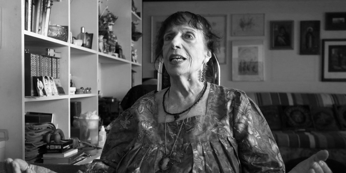 "Pijandura": Rijaliti učesnica razvezala jezik na sahrani Žiže Stojanović - Glumici nije bilo pomoći (VIDEO)