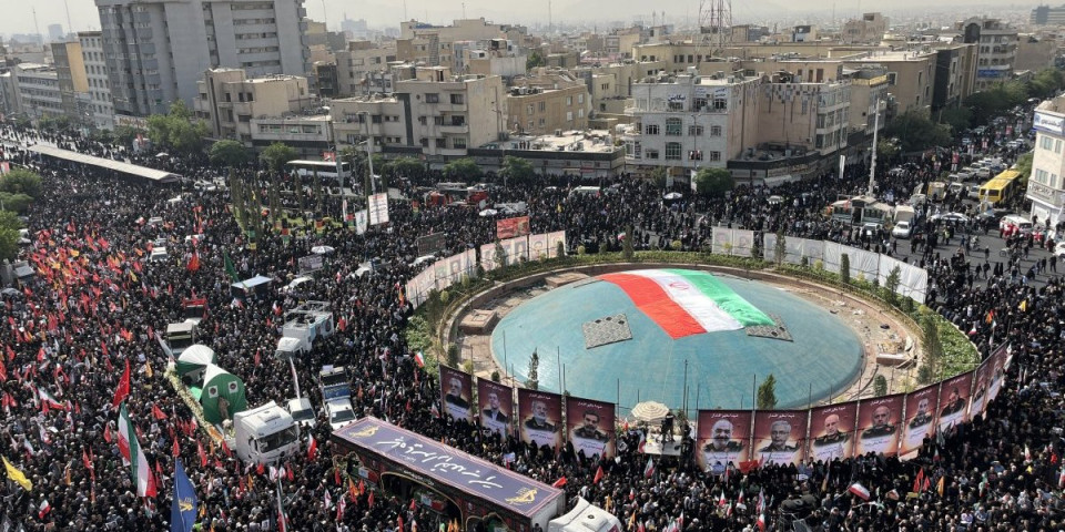 Da se naježiš: Masovne sahrane u Teheranu - Iran se oprašta od vojnih komandanata i nuklearnih naučnika (FOTO/VIDEO)