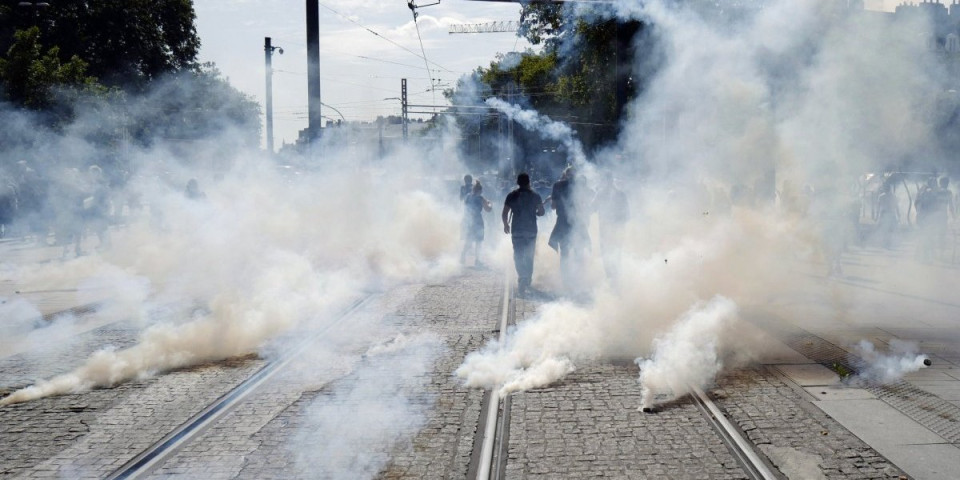 Vodeni top na demonstrante! Ovako se francuska policija obračunava sa blokaderima (VIDEO)