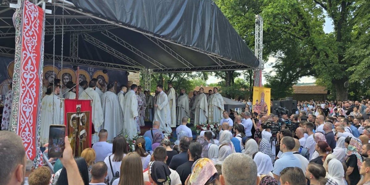 Počela liturgija povodom Vidovdana: Obeležavanje praznika u teškim uslovima