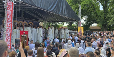 Centralno obeležavanje Vidovdana na Kosovu i Metohiji počelo je jutros u 9 sati svetom arhijerejskom liturgijom u manastiru Gračanica koju služi mitopolit crnogorsko-primorski Joanikije, uz sasluženje više vladika i mitropolita Srpske pravoslavne crkve.