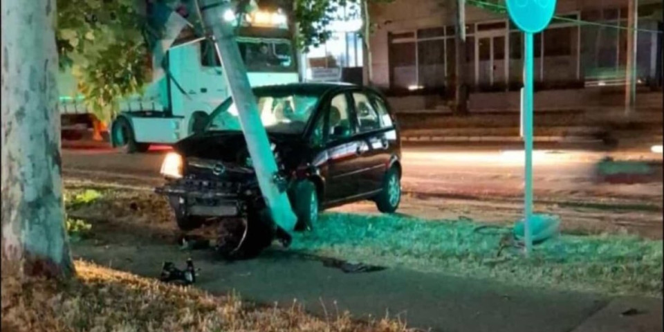 Zakucao se u banderu i iščupao je iz betona: Teška saobraćajka u Zrenjaninu (FOTO)