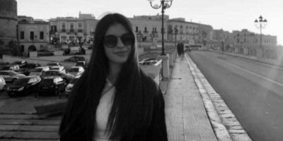 Od Nadije Juković (17) iz Novog Pazara, koja je iznenada preminula tokom školske ekskurzije u Italiji, potresnim rečim oprostila se i gimnazija u koju je išla.