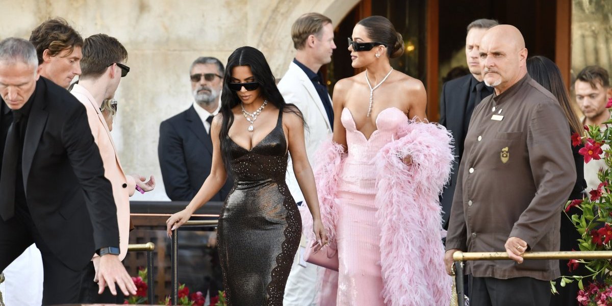 Dekolte Kim i Kloi puca, Kajli istakla raskošnu zadnjicu: Sestre Kardašijan bacile Veneciju pod noge (FOTO)