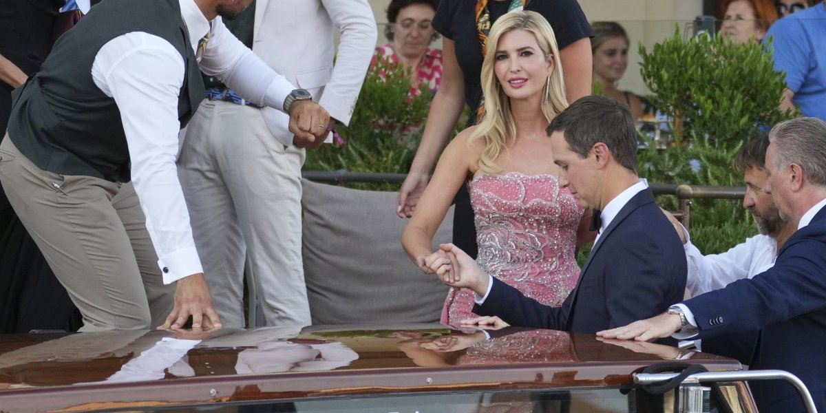 Ivanka Tramp nikad lepša: U pripijenoj toaleti sa dubokim šlicem bacila sve prisutne u trans (FOTO)