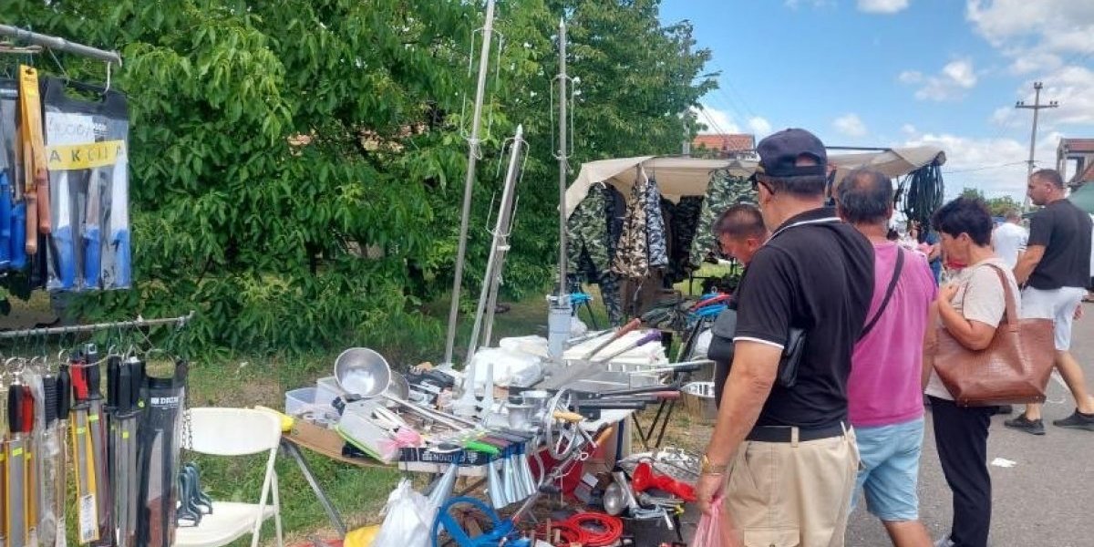 Posetioci na vašaru u Klupcima