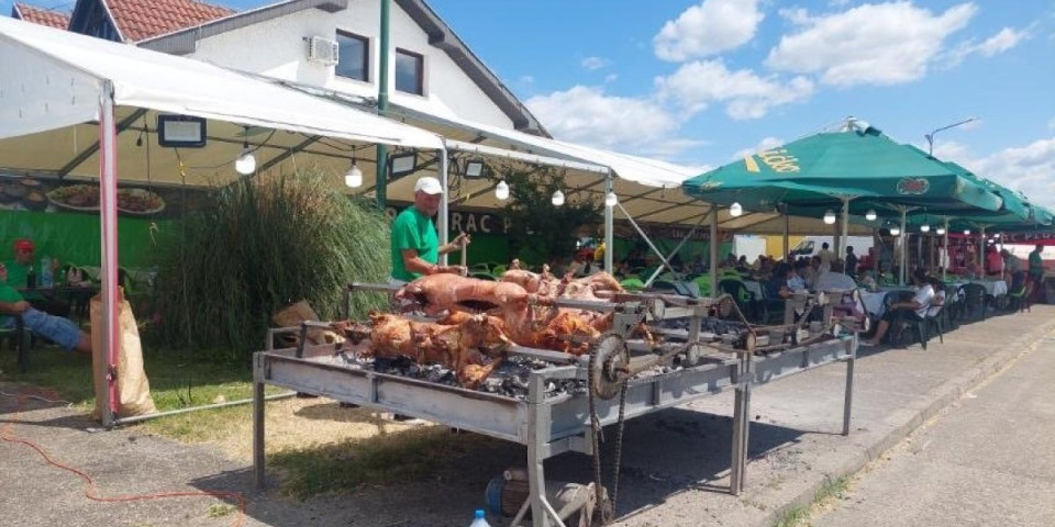 Vidovdanski vašar u Klupcima: Narod pohrlio da kupi čarape i pečenje - Čeka se specijalni gost pod šatrom (FOTO/VIDEO)