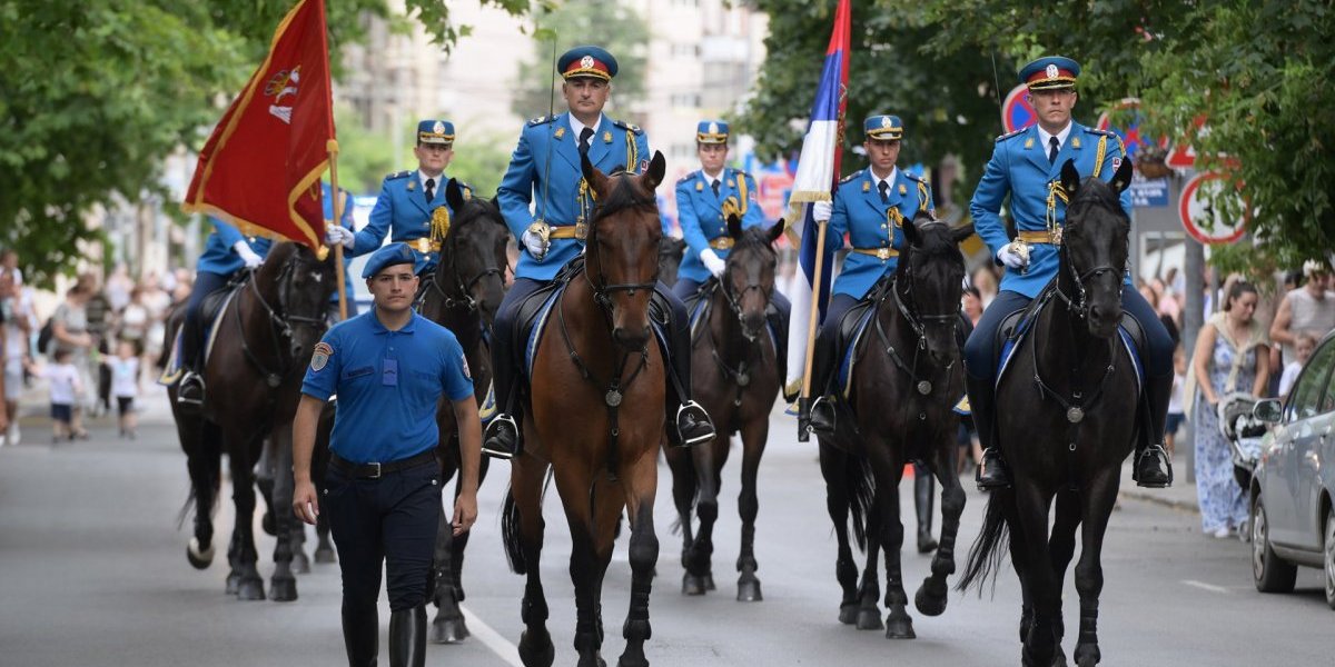 Garda defilovala Lazarevim gradom! Na Vidovdan sve se vidi, ovo su uradili kod spomenika Kosovskim junacima (VIDEO)