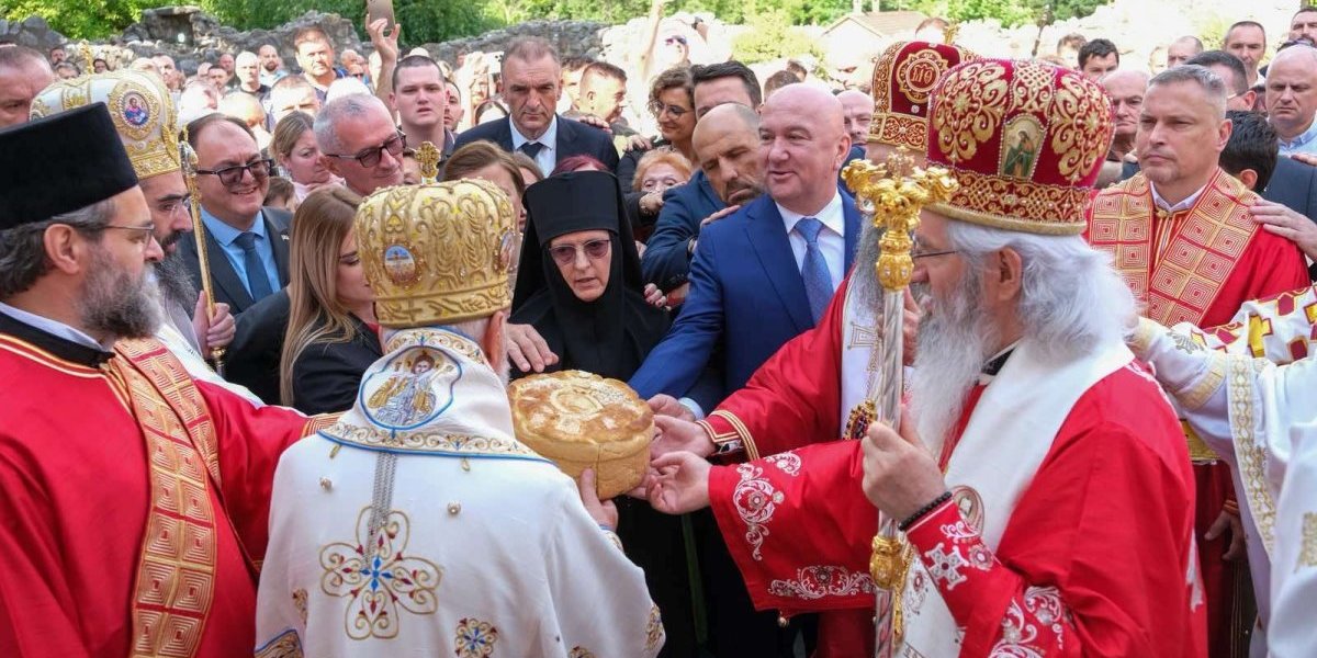 Vidovdanska liturgija u Ravanici: Prisustvovao ministar Popović (FOTO)