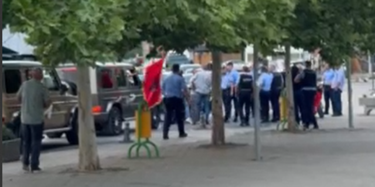 Sramotne provokacije: Mašu zastavom Albanije u Gračanici, a takozvana policija maltretira srpsku devojčicu (VIDEO)