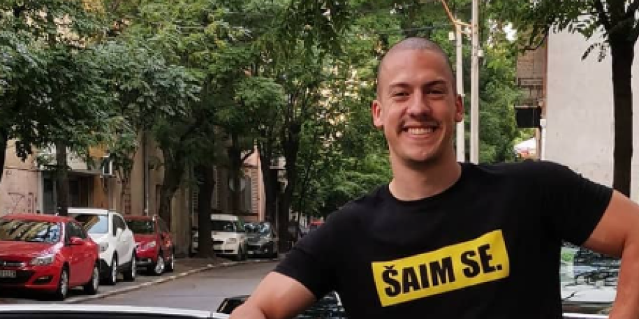 Strasno je ljubi: Baka Prase objavio fotografiju sa novom devojkom, jedan njegov gest sve razbesneo