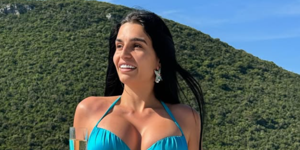 Silikonske bliznakinje iskipele: Zvezda sajta za odrasle kleknula i zapalila net (FOTO)