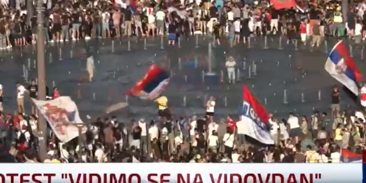 Da l ste vi ljudi normalni? Gackaju nogama i uništavaju fontanu na Slaviji (VIDEO)