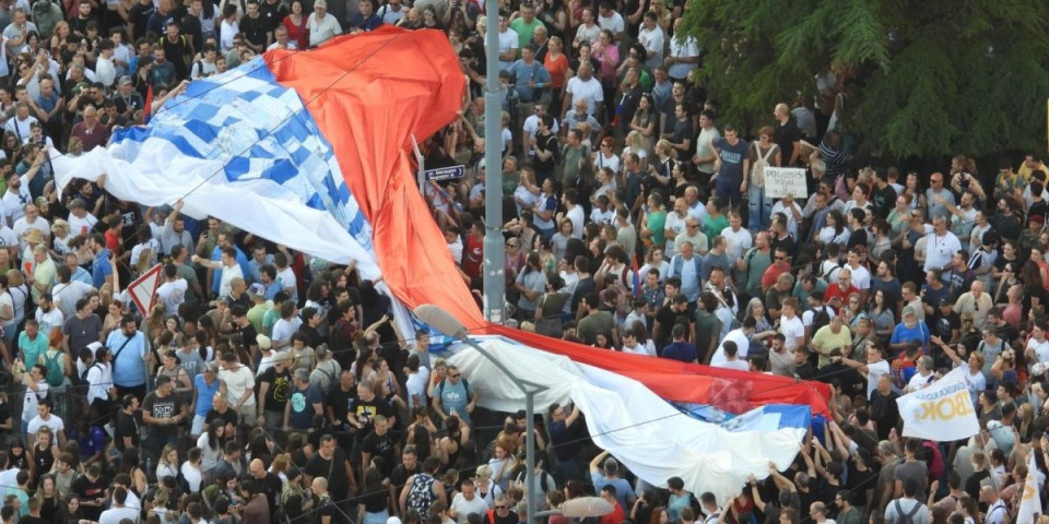 Blokaderi skrnave zastavu! Ubacili ustaški simbol u srpsku trobojku! (FOTO)