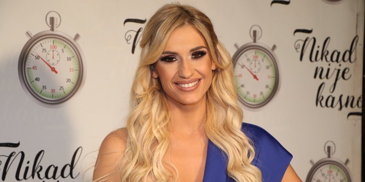 Anja Mit trudna: U zagrljaju novog partnera pokazala stomak (FOTO)