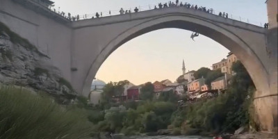 Jezivo: Skočio sa mosta i nestao pod vodom (VIDEO)