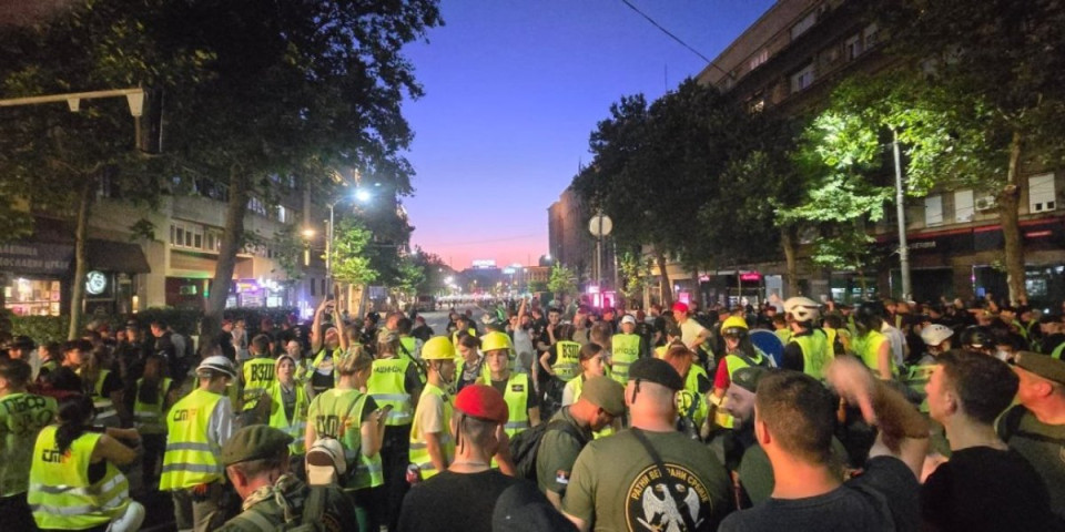 Upozorenje! Blokaderi poznati po nasilju nad policijom i stavu da je Srebrenica genocid sada zloupotrebljavaju brucoše (VIDEO)
