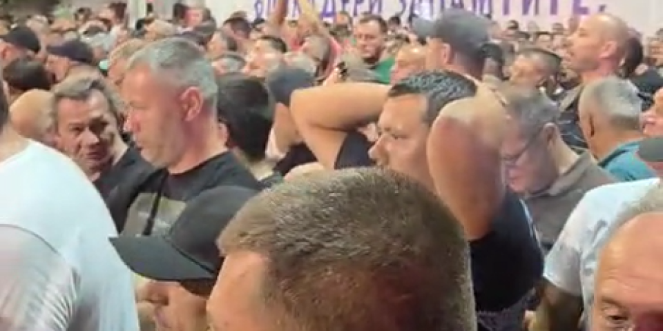 Narod uz predsednika! "Aco Srbine" tutnji centrom grada - Bloakderi pokušavaju da izazovu sukob (VIDEO)