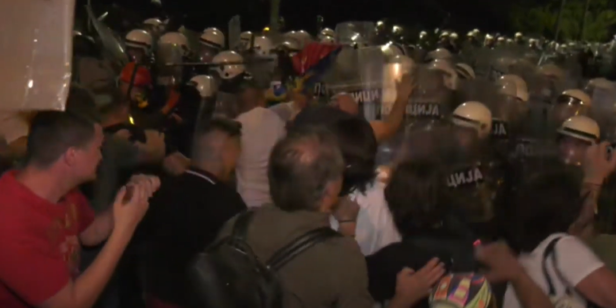 Blokaderi naoružani do zuba: Krenuo frontalni napad na policiju (VIDEO)