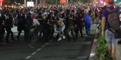 Blokaderi su sinoć demonstrirali jezivo nasilje u centru Beograda, nakon neprijavljenog protesta protiv države na Vidovdan.