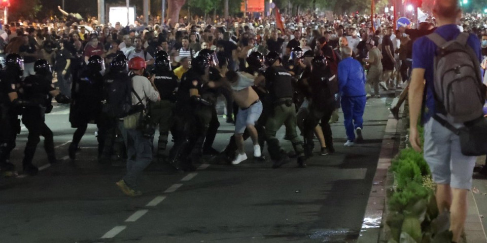 Nasilje nikada neće proći! Novi snimak kao dokaz nasilja i agresije blokadera na Vidovdan (VIDEO)